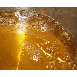 mélange du miel dans la farine